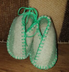 Babyslofje maat 17/18 groen creme