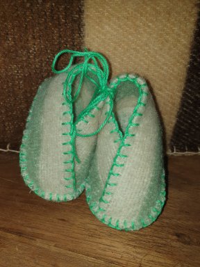 Babyslofje maat 17/18 groen creme