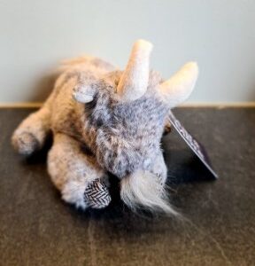 Knuffel liggende geit 17 cm