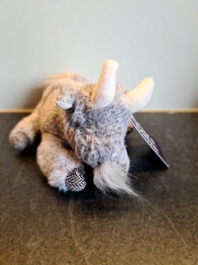 Knuffel liggende geit 17 cm
