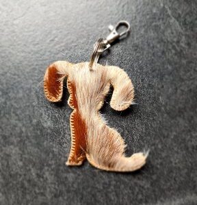 Sleutelhanger hondje met koeienhuid