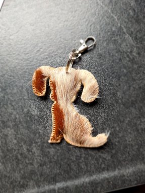 Sleutelhanger hondje met koeienhuid