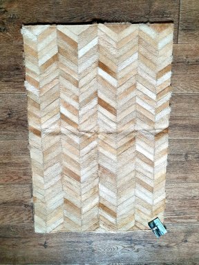 Vloerkleed koeienhuid 60x90 zandkleur visgraat